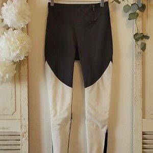 Carrie Underwood  athletic leggings